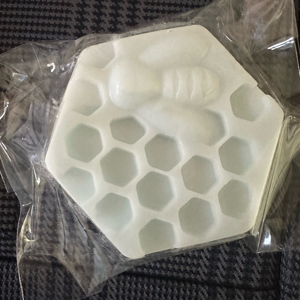 Hand crafted Lavender goats milk soap apprx. 4 oz. nwt